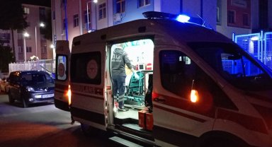 Okul bahçesinde oturan genç bıçaklı saldırıya uğradı