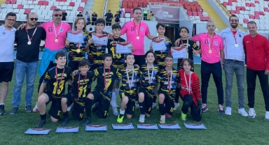 Okul sporları küçük erkekler futbol şampiyonasının çeyrek finalleri Kula'da düzenlendi