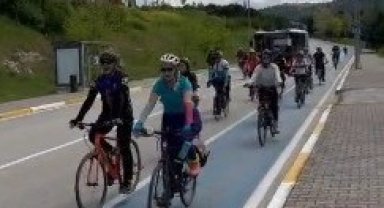 Önce bisiklet biniyor sonra okula gidiyorlar