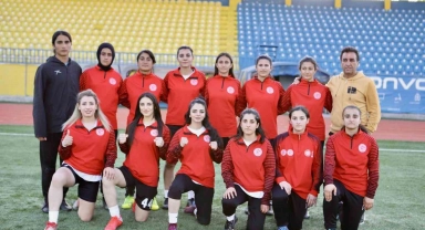 Önyargılara meydan okuyan Ağrı'nın tek kadın futbol takımı zirveye yükseliyor