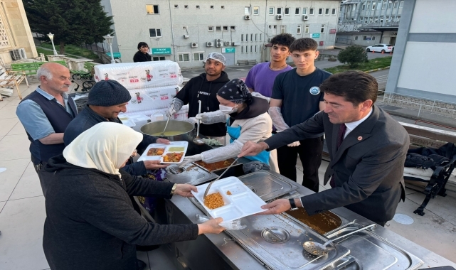 Ortahisar Belediye Başkanı Kaya, iftar çadırında yemek dağıttı