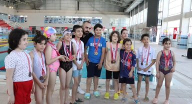Osmaniye'de okullar arası minikler yüzme yarışması şampiyonları belli oldu