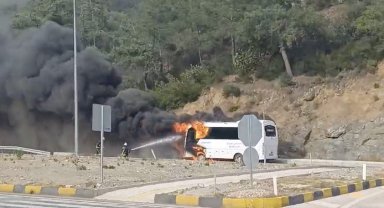Otel çalışanlarını taşıyan servis midibüsü seyir halinde alev aldı