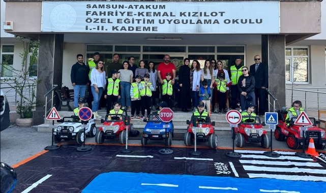 Otizmli çocuklar "farkındalık günü" etkinliklerinde jandarma ekipleriyle eğlendi