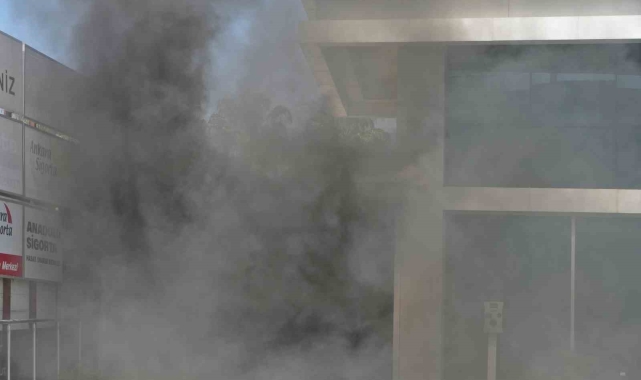 Oto servisinde çıkan yangında itfaiye erlerinin dumanla mücadelesi