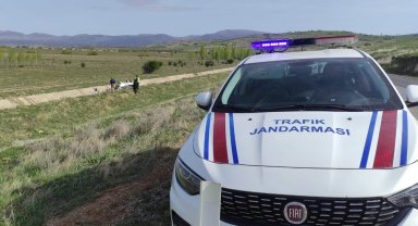 Otobüsü sollamak isteyen kamyonet sulama kanalına devrildi