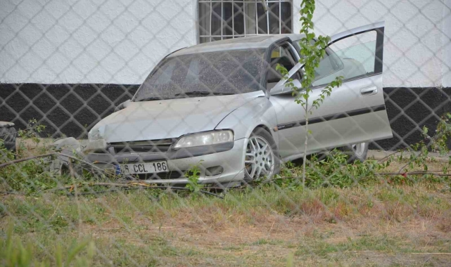 Otomobil evin bahçesine uçtu