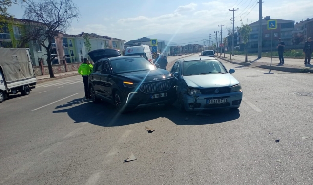 Otomobil ile cip çarpıştı: 3'ü çocuk 5 kişi yaralandı