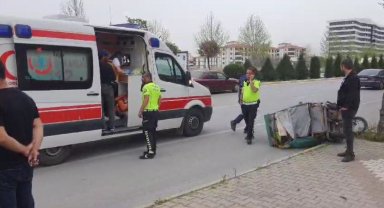 Otomobil ile elektrikli motosiklet çarpıştı: 1'i çocuk 3 yaralı