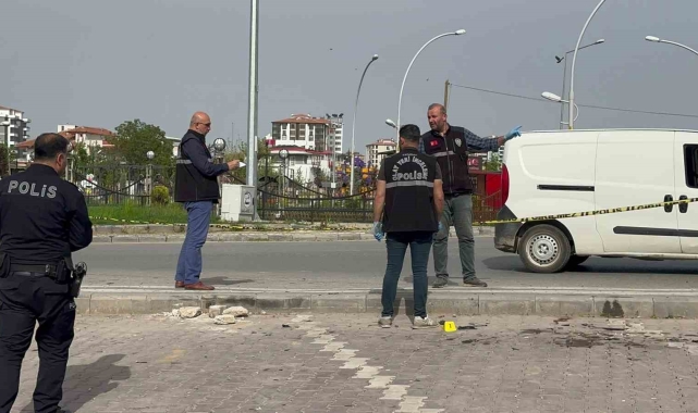 Otomobil kaldırımda yürüyenlerin arasına daldı: 1 yaralı