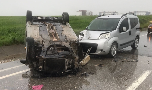 Otomobil karşı şeride geçerek hafif ticari araçla çarpıştı: 3 yaralı