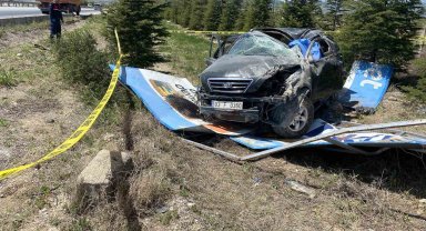 Otomobil tabelaya çarpıp takla attı: 1 ölü