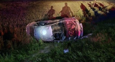 Otomobil takla atarak şarampole yuvarlandı: 4 yaralı