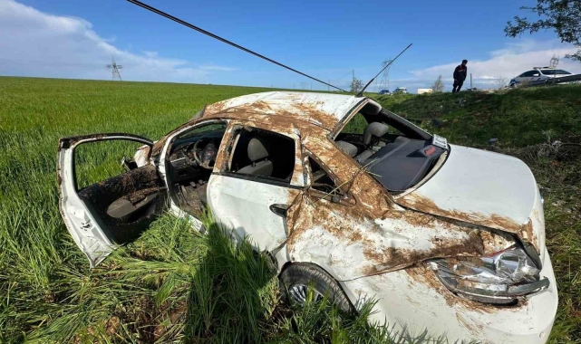 Otomobil taklalar atarak tarlaya yuvarlandı: 1 yaralı