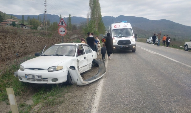Otomobil ve hafif ticari araç çarpıştı: 8 yaralı