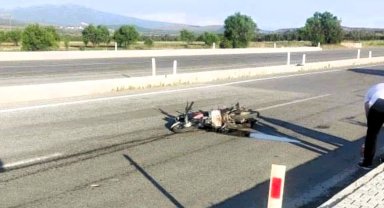Otomobilin çarptığı motosiklet sürücüsü hayatını kaybetti