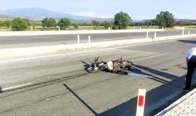 Otomobilin çarptığı motosiklet sürücüsü hayatını kaybetti