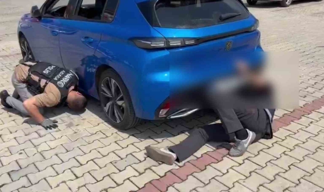 Otomobilin tamponunda ve alt muhafaza korumasında 2 kilo 200 gram esrar çıktı