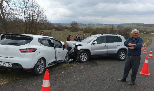 Otomobiller kafa kafaya çarpıştı: 8 yaralı