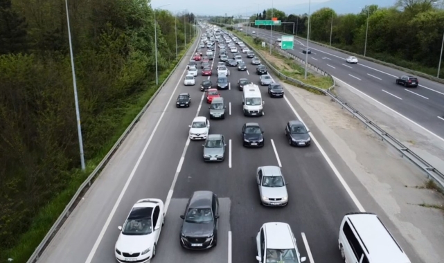 Otoyolda dönüş yoğunluğu trafiği durdurdu