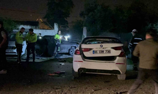 Park halindeki 2 araca çarpan sürücü aracı bırakarak kayıplara karıştı