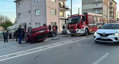 Park halindeki araca çarpan otomobil ters döndü: 1 yaralı