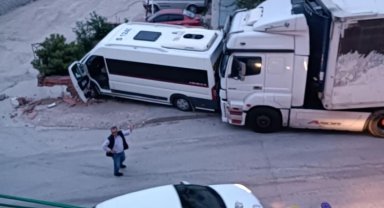 Park halindeyken freni patlayan tır minibüse çarptı