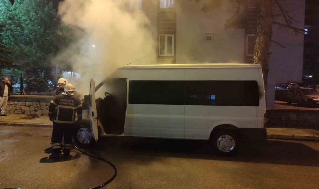 Park halindeyken yanan minibüs kullanılamaz hale geldi