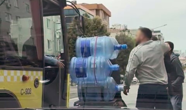 Pendik'te halk otobüsü şoförü ile motosikletlinin yol verme kavgası kamerada
