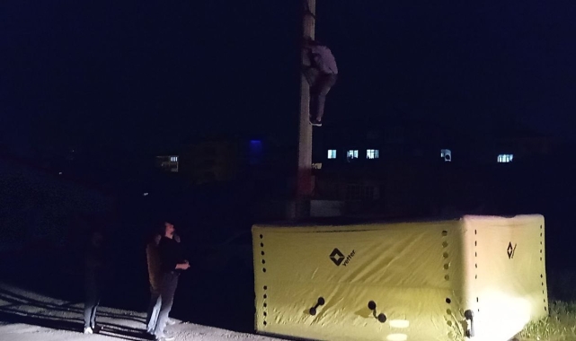Polis memuru, intihar etmek isteyen adamı böyle yakaladı
