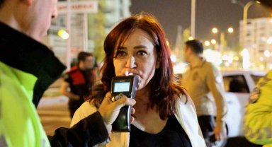 Polisin alkollü sürücü ile imtihanı: Üfleme eğitimi verilen kadın 44. seferde başardı