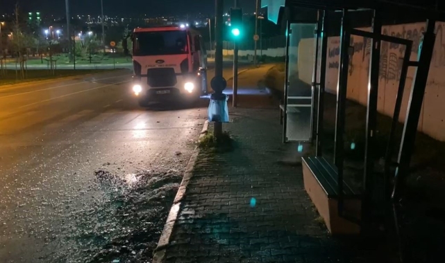 Polisten kaçan ehliyetsiz sürücü otobüs durağına çarptı