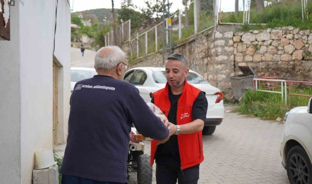 Ramazan ayı boyunca yaşlı ve bakıma muhtaç kişilere sıcak yemek dağıtıldı