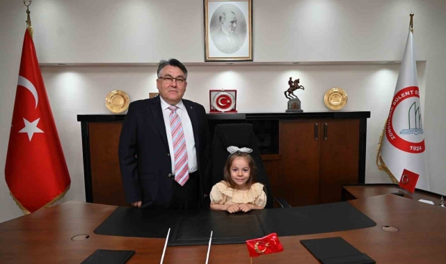 Rektör Özölçer Koltuğunu çocuklara devretti