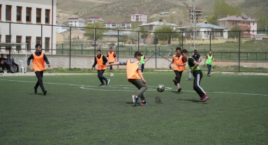 Renkli görüntülere sahne olan 'Bahar Turnuvası' ile lise öğrencileri eğlendiler