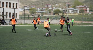 Renkli görüntülere sahne olan 'Bahar Turnuvası' ile lise öğrencileri eğlendiler