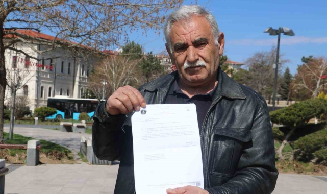 Resmiyette, tanımadığı 6 kişi ile aynı evde yaşıyor