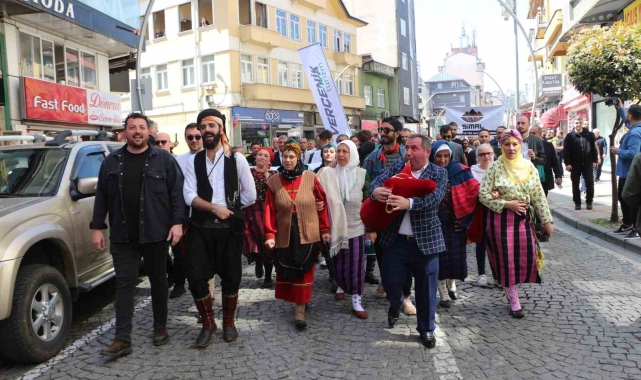 Rize'de Turizm Haftası kortej yürüyüşü renkli görüntülere sahne oldu