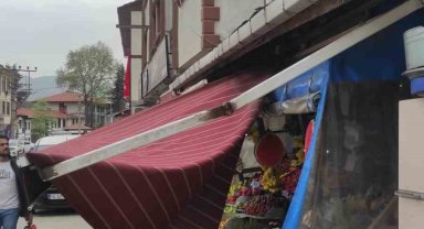 Rüzgar, manavın tentesini yıktı geçti