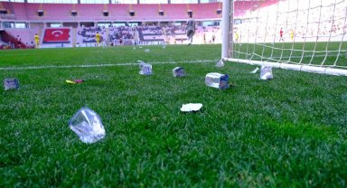 Sahaya yabancı madde yağdı