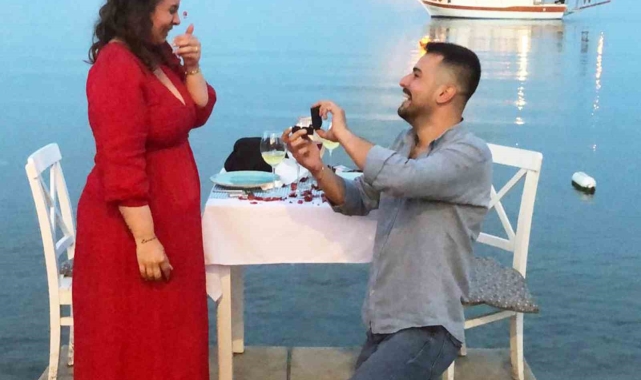 Sahilde nostaljik evlilik teklifi