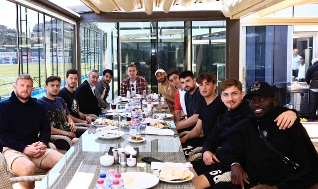 Samet Aybaba, futbolcularla yemekte bir araya geldi