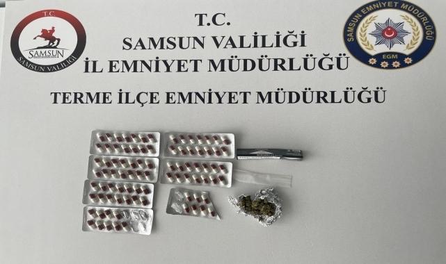 Samsun'da bir araçta 96 sentetik ecza hapı ile esrar bulundu