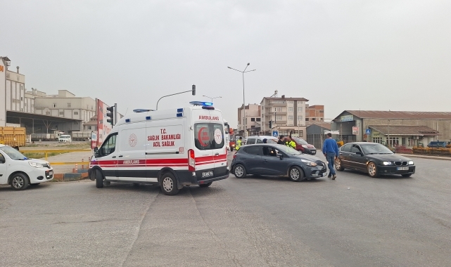Samsun'da sebze yüklü kamyonetin çarptığı otomobilin sürücüsü yaralandı