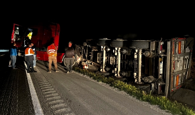 Samsun'da yonca yüklü tır şarampole devrildi