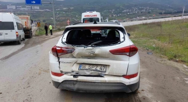 Samsun'da kamyon otomobile arkadan çarptı: 2 yaralı