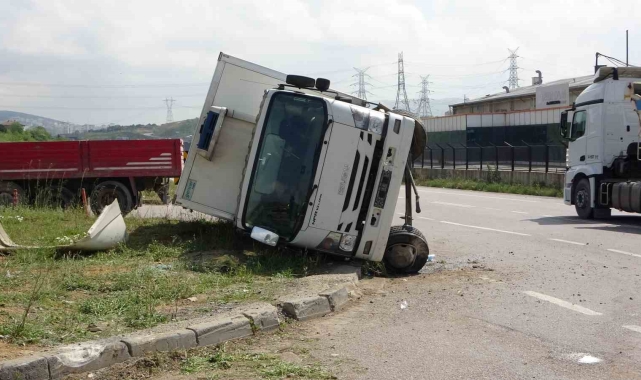 Sancaktepe'de kamyona çarpmamak için manevra yapan kamyonet devrildi: 3 yaralı
