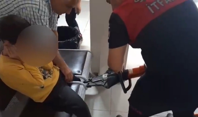 Şanlıurfa'da ayağı sandalyeye sıkışan çocuğu itfaiye kurtardı