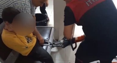 Şanlıurfa'da ayağı sandalyeye sıkışan çocuğu itfaiye kurtardı