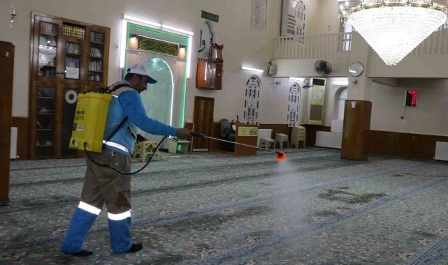 Şanlıurfa'da camiler gül suyu ile bayrama hazırlandı